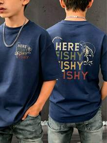 这款“Here Fishy Fishy Fishy”卡通印花T恤，面料柔软舒适，适合男孩户外运动、日常穿着、街头和校园风格，是春夏时尚休闲百搭上衣。 - 藏蓝色 - 查看 1