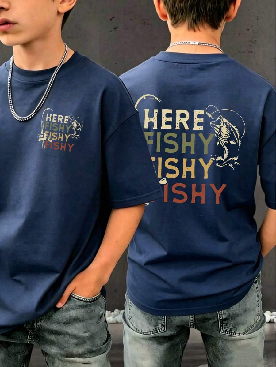 这款“Here Fishy Fishy Fishy”卡通印花T恤,面料柔软舒适,适合男孩户外运动、日常穿着、街头和校园风格,是春夏时尚休闲百搭上衣。 - 藏蓝色 - 查看 1