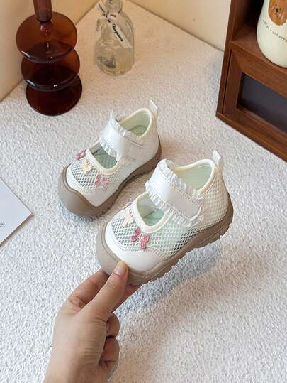 1 par de zapatillas de malla transpirables, ¡no es sofocante y súper refrescante! El diseño floral + volantes cautiva el corazón de las niñas jóvenes, fácil de poner con cierre de gancho y bucle. Puntera protectora, suela antideslizante para estabilidad, suela suave y ligera para caminar cómodamente, ¡perfecta para salidas de verano!