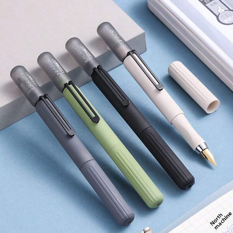 1 chiếc bút bi chủ đề không gian hấp dẫn với nắp từ tính và mực khô nhanh, thích hợp để viết và ký tên, làm quà tặng.