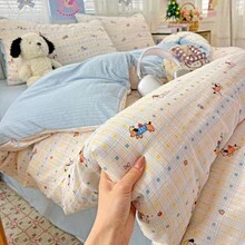 Ensemble de quatre pièces de haute qualité de housses de couette en double couche de gaze de coton certifiée, extra douce et agréable pour la peau, avec de délicates rayures pastel, idéal pour les chambres de style ferme moderne et la détente sensorielle. - Blue Rose Classe A Maternelle et Nourrisson - Voir 3