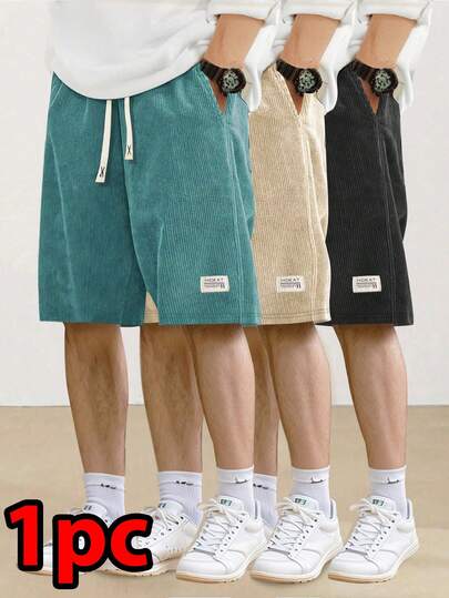 1 chiếc quần short nam mùa hè bằng vải nhung kẻ, cạp chun, túi sau, quần đi biển thời trang.