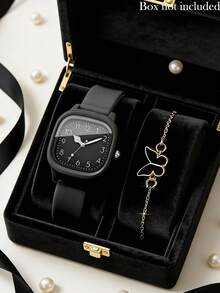 这款四件套极简黑白女士石英表套装，是女士配饰系列的一部分，包含黑白硅胶表带方形表盘腕表和黑白蝴蝶吊坠手链。腕表采用简洁的数字表盘设计，展现出干净优雅的极简风格。 - 彩色 - 查看 2