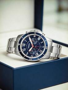 Fossil 男士大号圆形石英计时腕表，海军蓝表盘，旋转表圈，红色罗马数字指针，3个小表盘，不锈钢表壳，实心链节表带，运动航海风，休闲商务风格 - 銀色 - 查看 4