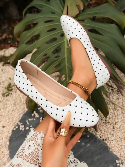 2026 Spring/Summer New Round Toe Slip-On Flat Shoes, Lightweight Comfortable Non-Slip Casual Everyday Wear Loafers, Fashion Versatile White/Black Soft Bottom Mommy Shoes