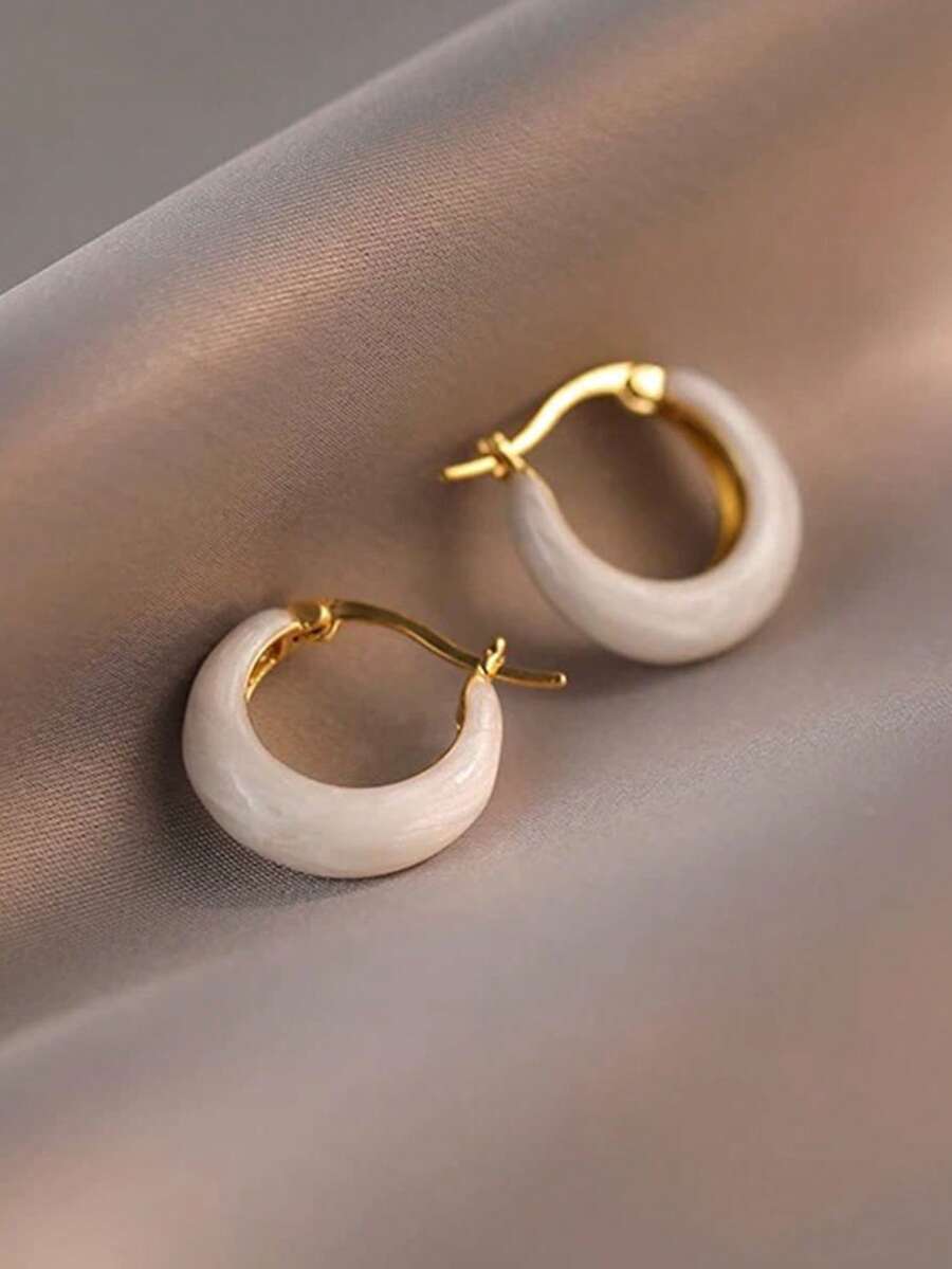 1 Đôi bông tai khoen tròn đơn giản, thanh lịch kiểu Pháp, họa tiết hình học, thiết kế men trắng, kiểu dáng tinh tế, cao cấp, phù hợp với phong cách thường ngày và đa năng dành cho nữ.