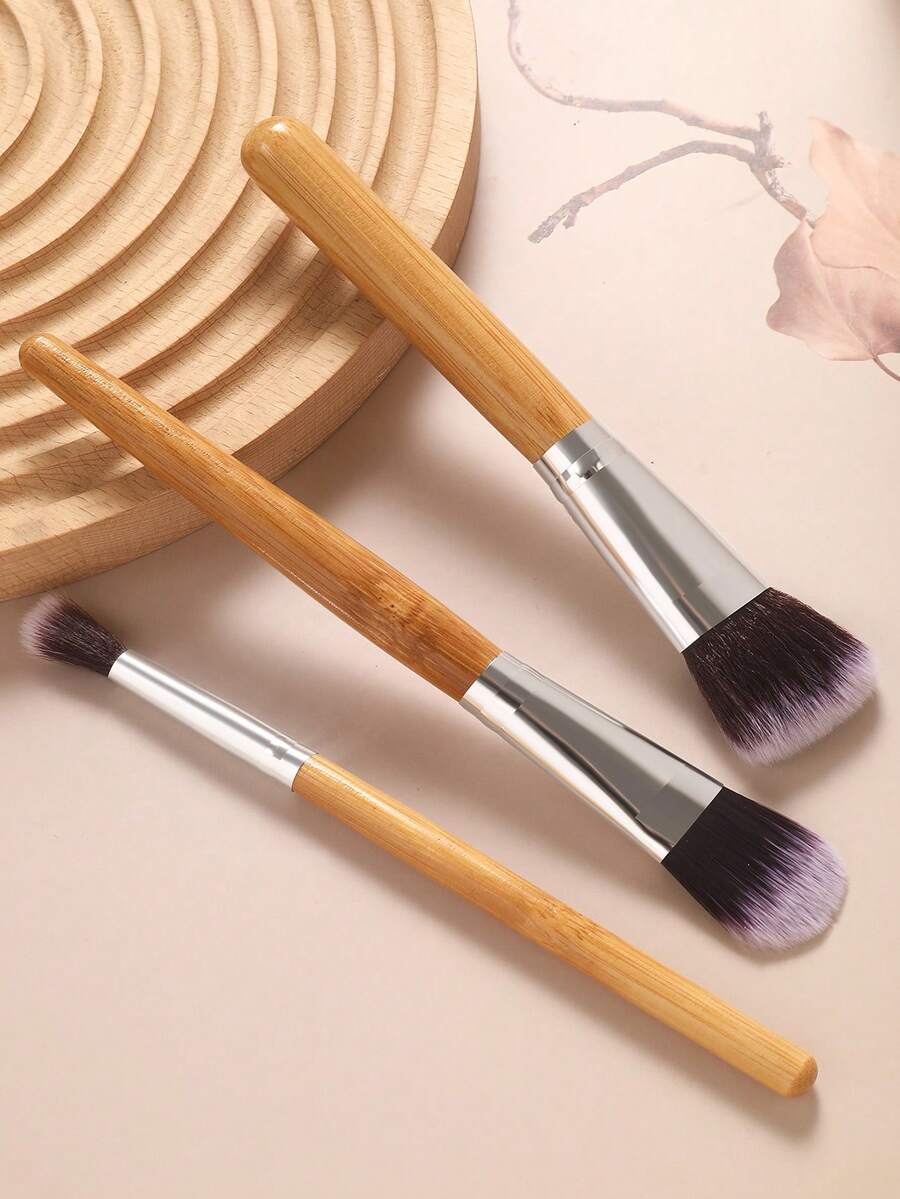 Bộ 3 cọ trang điểm chuyên nghiệp gồm cọ nền, cọ má hồng, cọ che khuyết điểm, cán tre và lông tổng hợp.