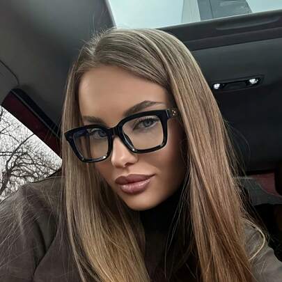 一副时尚的长方形大框女士眼镜，带有简约复古的装饰元素。