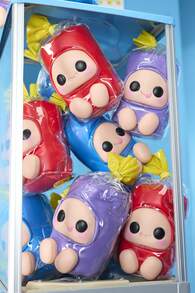 MGA Entertainment MGA ! Hyojo Blow Pop 盲盒系列，以三明治餅乾、Kisses 和冰淇淋等經典品牌為靈感的系列主題。每系列包含 3 款限量設計的收藏級毛絨玩具，適合各年齡收藏家與禮品贈送。 - 彩色 - 查看 12