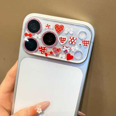 复古红白心形镜头膜，兼具镜头保护和装饰功能，二合一设计，兼容苹果 17 Pro/17 Pro Max，防水、防摔、防刮花