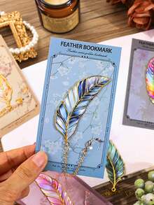 1 pièce de marque-page en métal avec plume simulée, style artisanal vintage avec un petit pendentif. Un élément de lecture indispensable, convient comme petit cadeau pour les enseignants - Marque-page en plumes - Voir 3