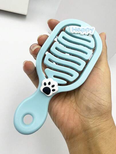 1 chiếc lược nhỏ xinh màu xanh da trời nhạt, rỗng ruột, thích hợp dùng cho cả tóc ướt và khô, lược bỏ túi.