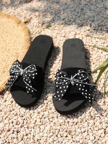 Sandalias de plataforma con un tirante, con decoración de lunares en forma de corazón y lazo, para mujer, de color negro, con suela gruesa y antideslizante, para uso en verano, vacaciones y uso diario en exteriores - Negro - Ver 10