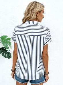 1 pieza Blusa de poliéster de manga corta con cuello en V a rayas, diseño de bloques de color contrastante, parche a rayas en la espalda, ajuste holgado de un solo pecho, informal para uso diario, viajes, escuela, fiesta, oficina, primavera/verano - Azul - Ver 7