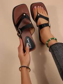 Sandalias de dedo tipo chanclas con puntera cuadrada de estilo retro para mujer, con suela gruesa, de slip-on, para playa, vacaciones y uso casual - Negro - Ver 1