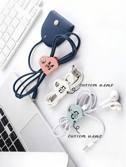 Kẹp cáp in chữ cái đầu tên theo yêu cầu, kiểu dáng thời trang và lãng mạn, thích hợp cho văn phòng, nhà cửa, sắp xếp bàn làm việc, làm quà tặng cho bạn bè, đồng nghiệp, bố mẹ.