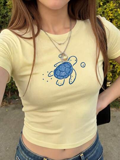 Camiseta ajustada de mujer de cuello redondo, estampado minimalista de tortuga marina dibujada a mano, estilo retro americano de océano, top corto versátil adecuado para vacaciones en la playa, viajes a la isla, festivales de música de verano, citas en la playa, uso diario casual
