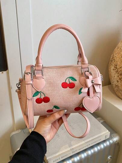 新款时尚甜美百搭樱桃刺绣PU波士顿包，双提手设计，配有挂饰——女士休闲通勤包，大容量，适合购物、约会、送礼和通勤。