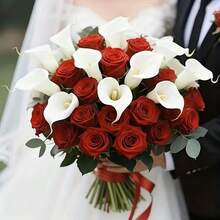 Conjunto de 26 rosas requintadas + lírios-de-cálice artificiais, perfeito para buquês de Natal e casamento, cerimônias de noivado, decoração de casa/escritório, Dia das Mães, arranjos florais de primavera, decoração externa e Dia dos Namorados - Decoração floral de plástico ideal (vaso não incluído). - Vermelho e branco - Ver 4