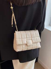 1个米色PU布绗缝手提包，配金属链条手柄、可调节肩带和翻盖，适合日常、约会和所有季节。 - 白色 - 查看 4