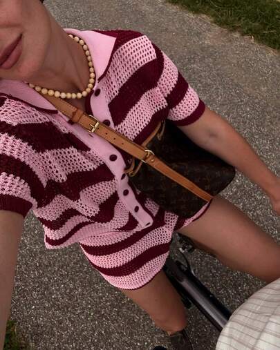 Conjunto de dos piezas de mujer Amore de verano con cardigan de manga corta a rayas en contraste de color rosa vino y rojo, y shorts holgados de punto calado. Adecuado para salidas diarias, viajes de vacaciones, salidas de verano, transporte informal, sesiones de fotos, atuendos festivos y uso en la oficina.