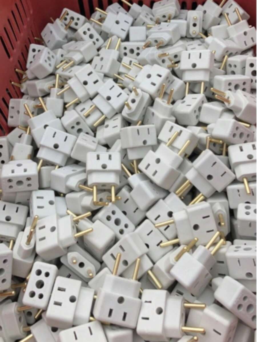 Adapters & Multi-Outlets - Blanco - Ver 1