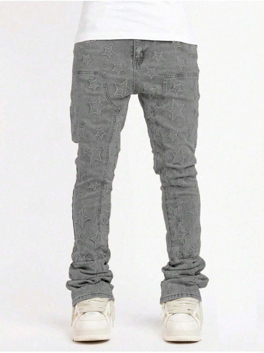 Jeans de corte regular con estampado de estrellas para hombres, pantalones vaqueros slim fit con parche bordado, jeans estilo rockstar Y2K - Azul lavado medio - Ver 1