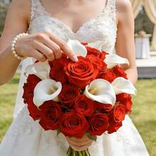 Conjunto de 26 rosas requintadas + lírios-de-cálice artificiais, perfeito para buquês de Natal e casamento, cerimônias de noivado, decoração de casa/escritório, Dia das Mães, arranjos florais de primavera, decoração externa e Dia dos Namorados - Decoração floral de plástico ideal (vaso não incluído). - Vermelho e branco - Ver 6