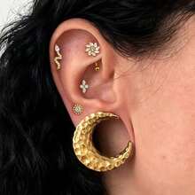 1 chiếc khuyên rốn hình hoa hướng dương bằng titan ASTM F136, cỡ 16G, kiểu xỏ lỗ tai (rook), ren trong, hình bầu dục (marquise), đá CZ 5A, dáng cong. - Hoa hướng dương - Xem 4