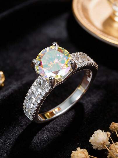 1枚S925银莫桑石圆形切割戒指，璀璨夺目，色彩缤纷，主石为圆形明亮式切割莫桑石，饰以双排密镶，适合订婚、约会及其他场合佩戴。