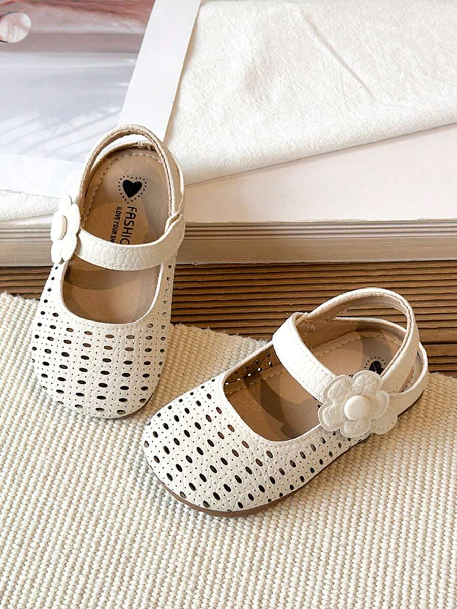 1 Pasang Sandal Anak Perempuan PU Berongga, Ujung Tertutup, Sol Anti-Tendangan dan Tahan Aus, Warna Polos, Cocok untuk Musim Panas, Tanpa Bagian Belakang, Motif Bunga, Perekat Velcro, Mudah Dipakai/Dilepas, Sandal Sekolah Sehari-hari - Krem - View 1