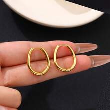 1 Đôi bông tai vòng oval bằng thép không gỉ mạ vàng 18K, kiểu dáng tối giản tinh tế, phù hợp đeo hàng ngày cho nữ. - Vàng - Xem 5