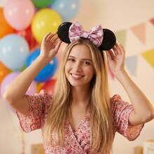 Disney Băng đô tai chuột với nơ đính kim sa đỏ – Tai chuột đen biểu tượng dành cho phụ nữ và bé gái, hoàn hảo cho các hoạt động ngoài trời, công viên giải trí, tiệc tùng và cosplay – Kích thước phù hợp với hầu hết mọi người, thích hợp cho các hoạt động ngoài trời, kỳ nghỉ, du lịch, phụ kiện trang phục và quà tặng. - Nhiều màu - Xem 3