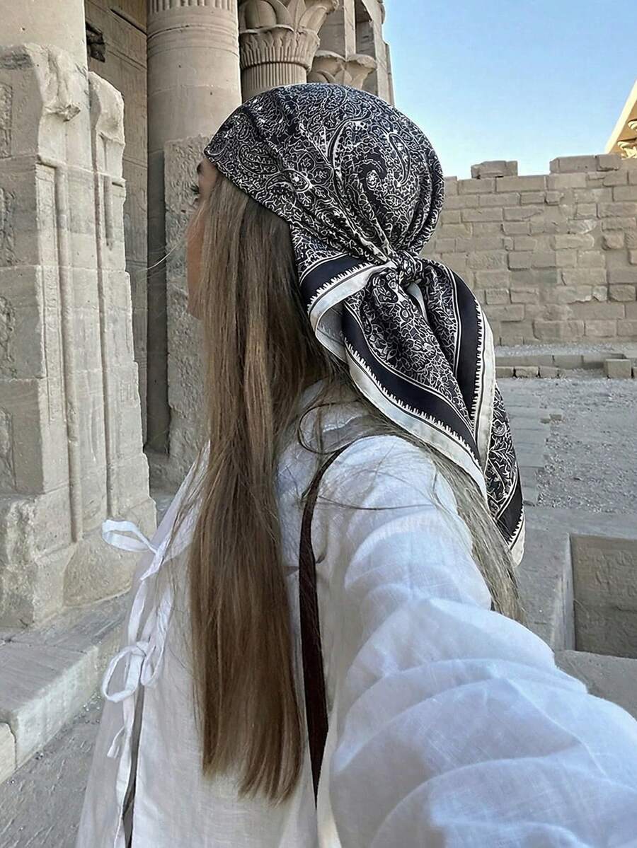 1条女士波西米亚风优雅佩斯利印花丝巾，70*70厘米缎面方巾披肩，适合日常休闲、海滩、度假等场合。