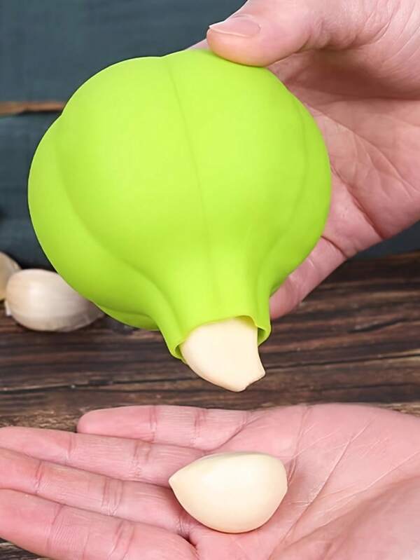 1个硅胶剥蒜器，适合厨房使用，轻松快速剥蒜并清洗。便携式剥蒜器，适合户外旅行。