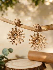 一对沙滩风拉菲草金属向日葵耳环，适合女性日常和度假佩戴 - 彩色 - 查看 4