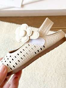 1 Pasang Sandal Anak Perempuan PU Berongga, Ujung Tertutup, Sol Anti-Tendangan dan Tahan Aus, Warna Polos, Cocok untuk Musim Panas, Tanpa Bagian Belakang, Motif Bunga, Perekat Velcro, Mudah Dipakai/Dilepas, Sandal Sekolah Sehari-hari - Krem - View 9