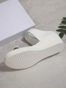 夏季新款PU厚底坡跟简约单带凉鞋，优雅套脚设计，适合通勤、旅行、海滩等场合 - 白色 - 查看 6