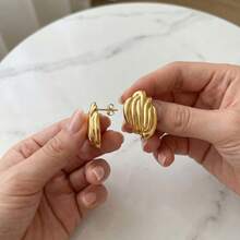 Damen Edelstahl strukturierte Ohrstecker, goldene wellige gekräuselte asymmetrische Hängeohrringe, Alltagsschmuck, Feiertagszubehör - Gold - Übersicht 11