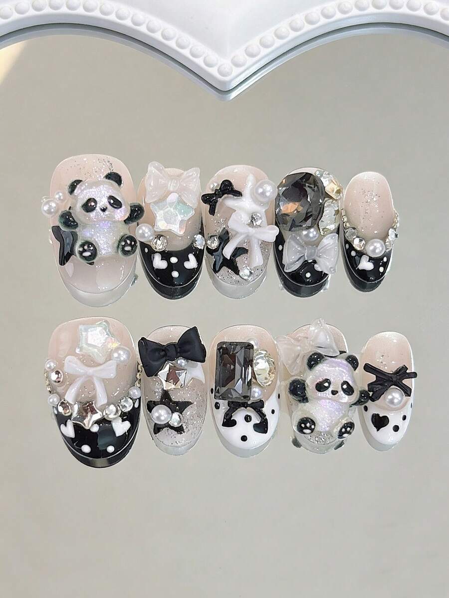 10片黑色棺材形水钻法式美甲贴纸，饰以闪亮的不对称宝石，并点缀着蝴蝶结、小熊、爱心和星星图案。这些奢华、迷人又可爱的美甲装饰品非常适合日常佩戴、派对、婚礼和其他场合。可重复使用的按压式美甲贴纸是美甲艺术的理想之选。手工按压式美甲贴纸。