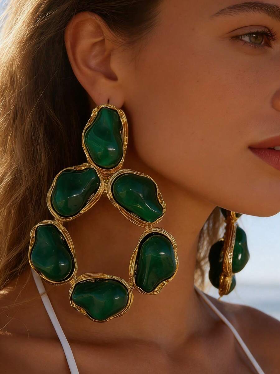 1 Pair Niche Design Vintage Irregular Baroque Faux Pearl Large Hoop Earrings, Luxury Metal Trim, Women's Party Outfit, Birthday Date, Evening Banquet, Photo-Catching Ear Jewelry, 1 Pair New Chinese Style Vintage Glossy Gold-Plated Metal Trim Blue And White Porcelain Floral Print Irregular Asymmetric Hollow Large Hoop Earrings, Women's Travel Photography, Banquet, Vacation, Exaggerated Chinese Style Earrings - Golden Yellow + Emerald Green - View 1
