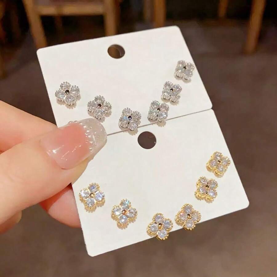 一套奢华全钻镀金四叶草耳环,适合女性日常佩戴,可作为情人节或开学礼物。 - 白鋯四葉草耳釘 - 查看 1