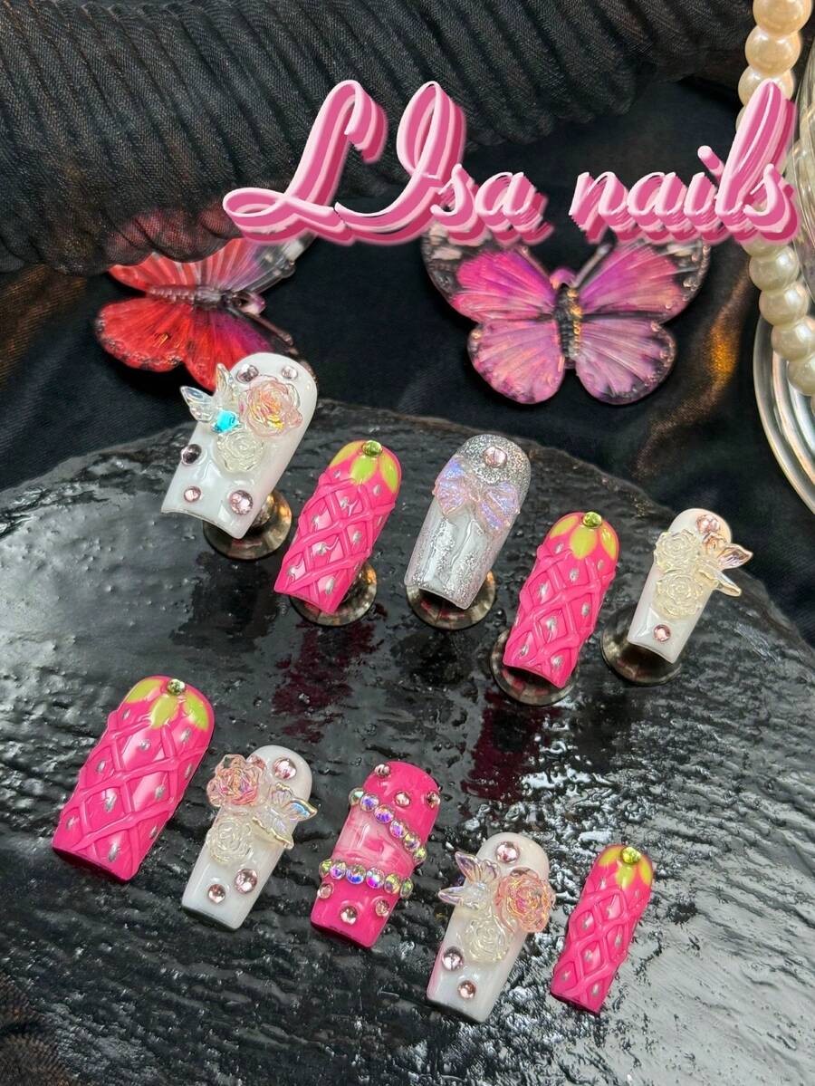 Bộ 10 móng tay acrylic vuông, móng màu đỏ hồng, nhuộm tie-dye trắng & đỏ hồng, họa tiết lá xanh vẽ tay & họa tiết lưới kim cương trong suốt mô phỏng vân dâu tây, kim cương 3D màu hồng tím & kim cương óng ánh & nơ óng ánh trong suốt & cánh hoa hồng óng ánh & bướm và các phụ kiện làm móng khác.