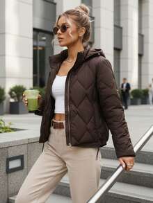 Veste courte matelassée pour femme, avec capuche zippée amovible et poches doublées à boutons-pression. Veste courte de mi-saison pour femme, coupe ajustée. Veste matelassée pour femme, style streetwear décontracté. - Tabac - Voir 1