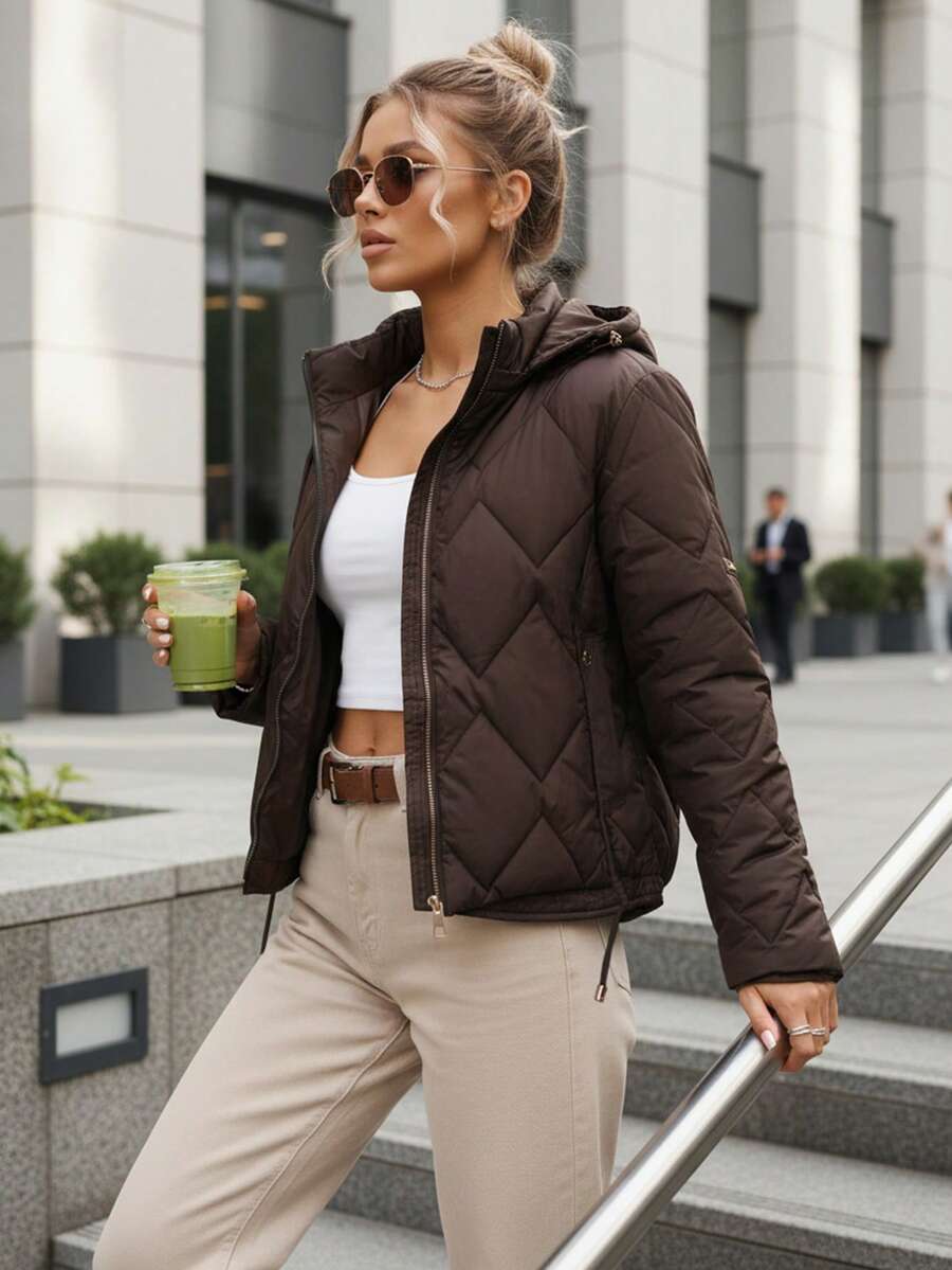 Veste courte matelassée pour femme, avec capuche zippée amovible et poches doublées à boutons-pression. Veste courte de mi-saison pour femme, coupe ajustée. Veste matelassée pour femme, style streetwear décontracté. - Tabac - Voir 1