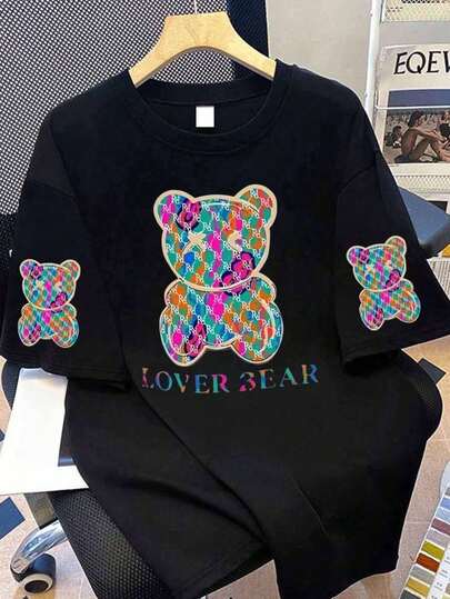 熊印花圆领加大码T恤，休闲短袖上衣，适合春夏穿着，尺码齐全，适合丰满身材的女性，图案T恤 - 黑色休闲T恤，饰有俏皮字母，短袖圆领，是春夏丰满身材女性的理想之选。