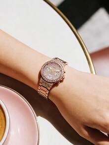 Đồng hồ nữ GUESS máy quartz, mặt số đính pha lê, mạ vàng hồng, dây đeo thép không gỉ, thiết kế sang trọng, thanh lịch và thời trang, phù hợp đeo hàng ngày và các dịp đặc biệt, món quà cao cấp cho ngày lễ/hẹn hò. - Hoa hồng vàng - Xem 3