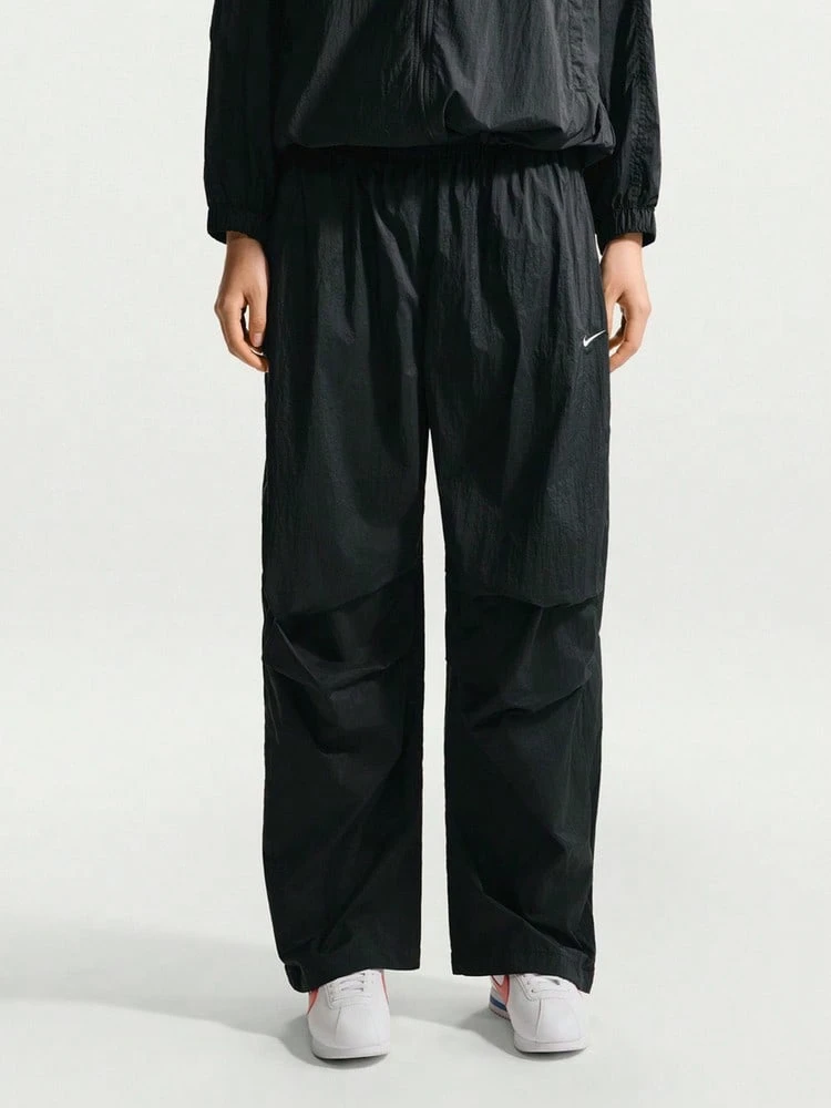 Nike Sportswear 女款防水中腰轻便运动裤 IO3377-010 - 黑色 - 查看 1