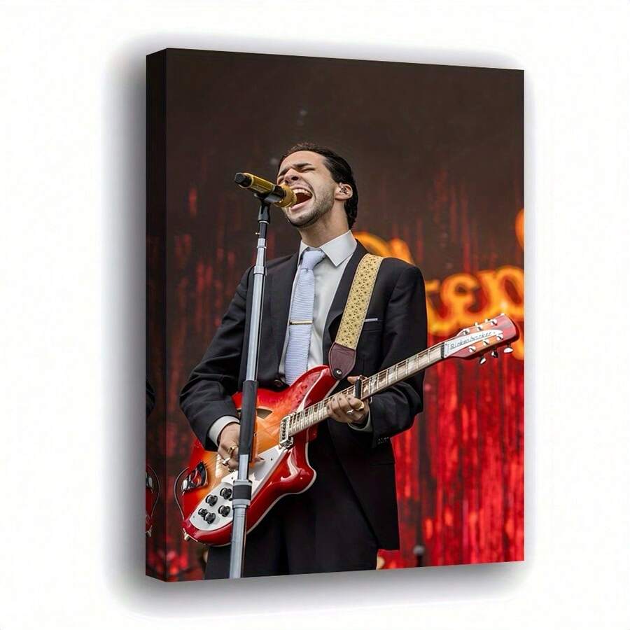 Lienzo artístico 2D plano, 2D plano, con medidas de 29.97*44.96 cm, enmarcado en madera, que representa a un hombre con traje negro y corbata de color claro cantando apasionadamente. Está sosteniendo una guitarra eléctrica roja, con los ojos cerrados en inmersión. - Sin marco - Ver 1