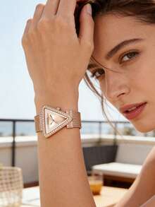 Guess 女士优雅水晶镶嵌三角表盘腕表，玫瑰金金属网状表带，几何镂空三角表盘搭配闪耀水晶表圈，简约时尚，适合办公、日常、休闲佩戴。 - 粉色 - 查看 3